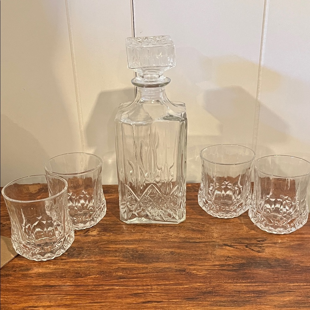 Gibson Home Glass Decanter Set with Glasses NWOB never used